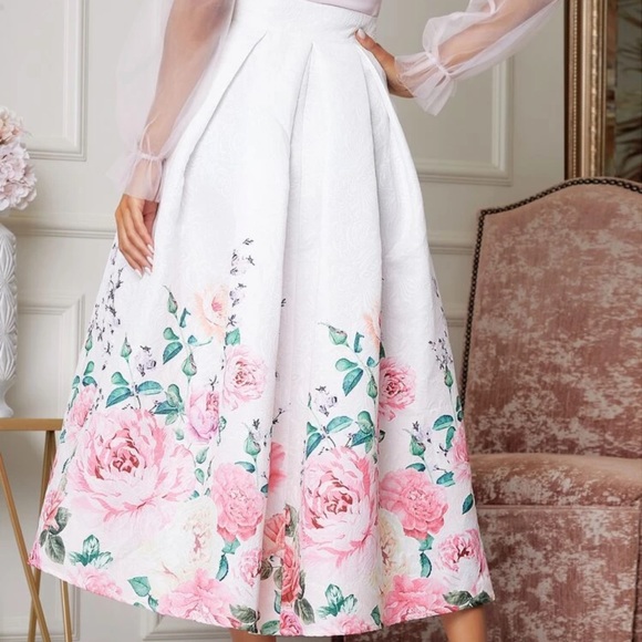 Boxy pleated floral jacquard skirt - Picture 2 of 5